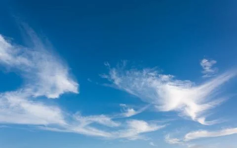 Blue sky texture with feathery clouds background pattern Foto stock