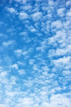 Blue sky with texture of many small white fleecy clouds Foto stock