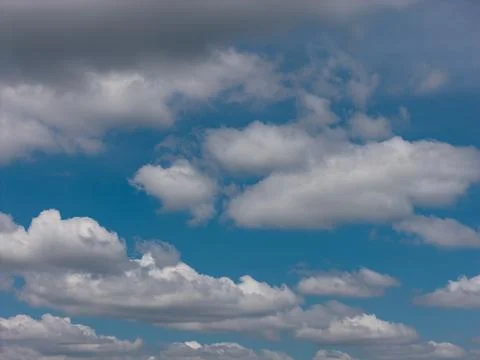 Blue sky viewing fluffy white cumulus clouds Фото