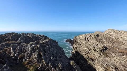 Blue sky viewpoint over rugged rocky welsh limestone coast looking across the 動画素材 333165930