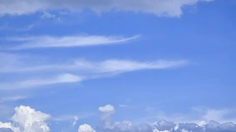 Blue sky with voluminous fluffy clouds. Thunderstorm over the river. Fotos de archivo