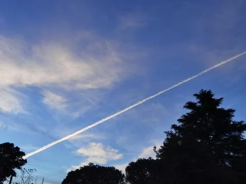 Blue sky with wake of a plane Foto stock