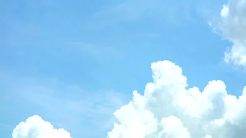 Blue sky white cloud rolling stort distance by wind 動画素材 135704650