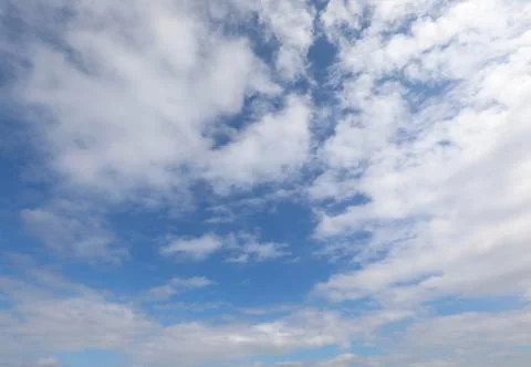 Blue sky with white clouds and no other elements ideal as a weather forecas.. Stockfoto's