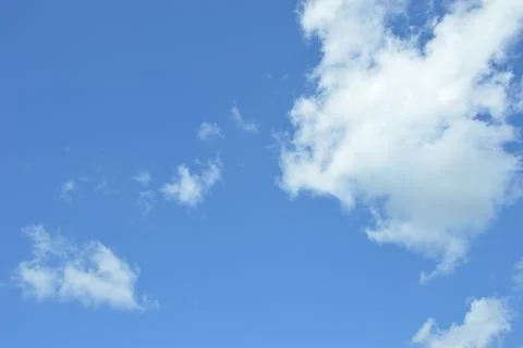 Blue sky with white clouds on a clear day. Natural natural background. Foto stock