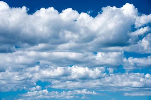 Blue sky with white clouds, cloudscape clear cloudy sky with cumulus clouds. Foto stock