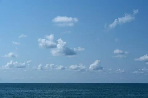 Blue sky with white clouds over the sea. Foto stock