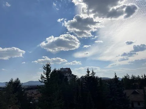 Blue Sky with White Clouds Over Residential Houses and Trees Stock-Fotos