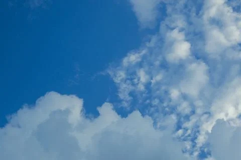 Blue Sky with White Clouds Fotos de archivo
