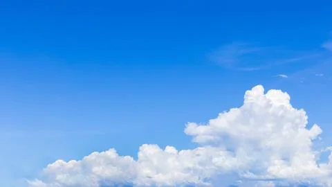 Blue sky with white clouds, rain clouds on sunny summer or spring day. Foto stock
