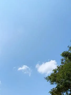 Blue sky with white clouds. The sky is clear and bright, and the clouds are scat Foto stock