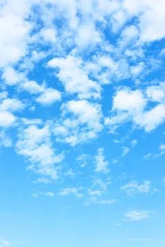 Blue sky with white clouds - vertical background Blue sky with white cloud... Foto stock
