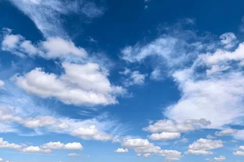Blue Sky With White Cumulus Clouds Background Foto stock