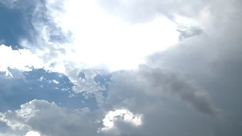 Blue sky with white fluffy cloud turn in to dark thunderstorm cloud Vidéo 107699482