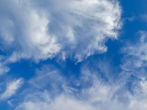 Blue sky with white fluffy clouds background. Summer blue sky and white cloud Foto stock