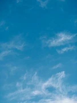 Blue Sky with Wispy Cirrus Clouds Background and Copy Space Fotos Stock