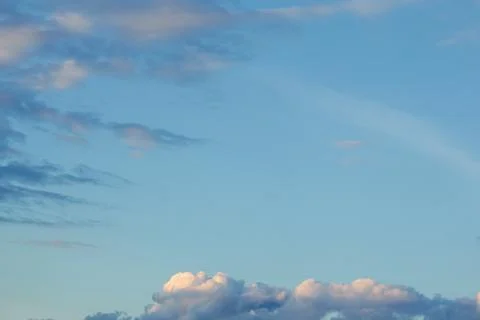 Blue Sky With Wispy Clouds And Rainbow Stockfoto's