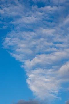 Blue Sky With Wispy Clouds Foto stock