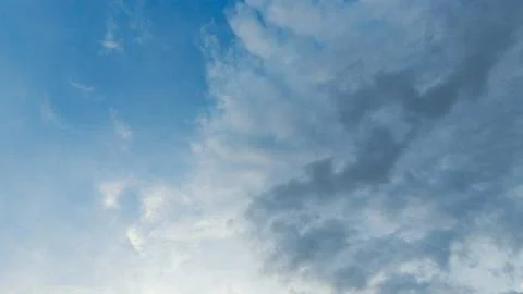 Blue Sky with Wispy Clouds Fotos Stock