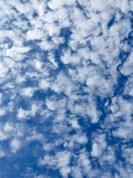 Blue Sky With Wispy White Clouds Overhead Serene Airy Background For Design And 스톡 사진
