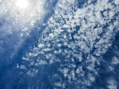Blue Sky With Wispy White Clouds Overhead Serene Airy Background For Design And Foto stock