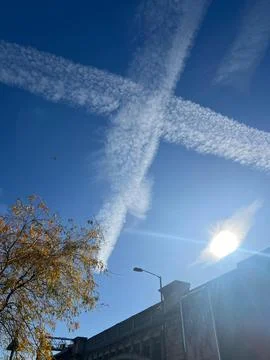 Blue sky with X-shaped cloud Fotos de archivo