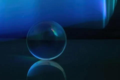 Blue Sphere Reflection. A transparent sphere on a reflective surface, set Foto stock