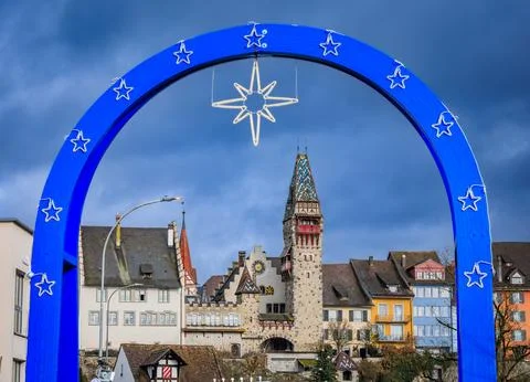 Blue star arch frames a medieval tower, Christmas market, Bremgarten Switze.. Foto stock