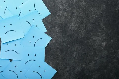 Blue sticky notes blank with drawing sad face on black background with copy s Foto stock