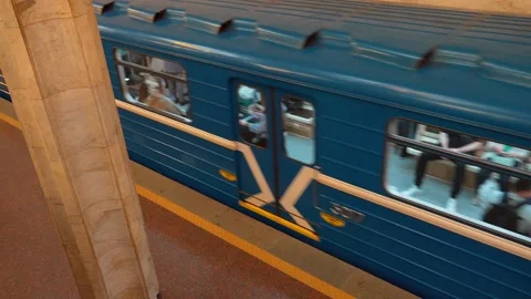 Blue subway train departing from underground metro station 库存影片 324718735