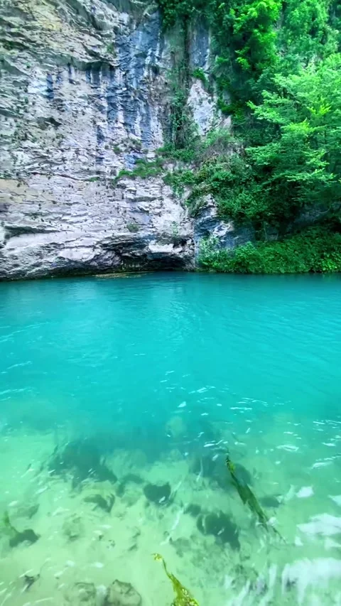 The blue surface of the lake against the backdrop of beautiful mountains. 库存影片 255852639