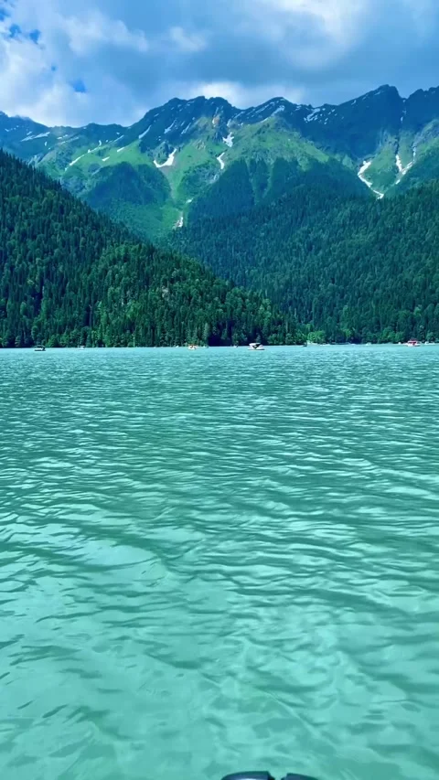 The blue surface of the lake against the backdrop of beautiful mountains. 스톡 동영상 255852671