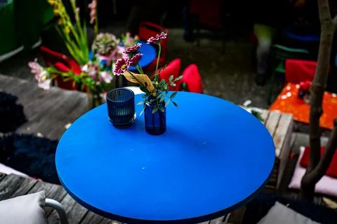 Blue table in a cafe with flowers Foto stock