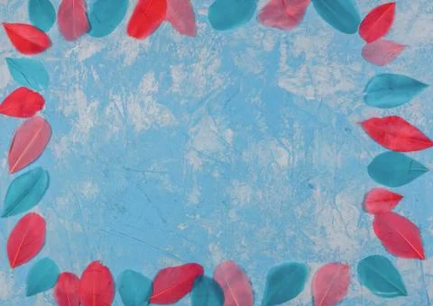 Blue textured background with frame of feathers on it. Foto stock