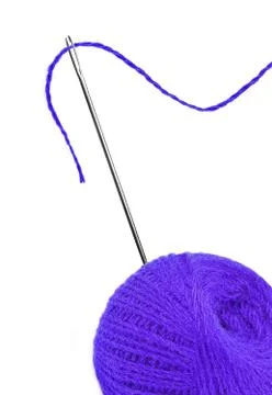 Blue thread ball and needle with pink thread isolated on white Foto stock
