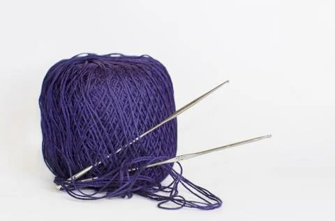Blue thread ball with two crochets Foto stock
