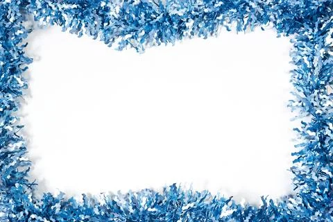 Blue Tinsel Frame Border With White Copy Space Background For Holiday And Celebr Foto stock