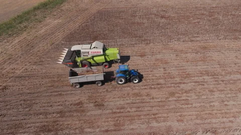 Blue tractor hauling traile Vídeos de archivo 346340111