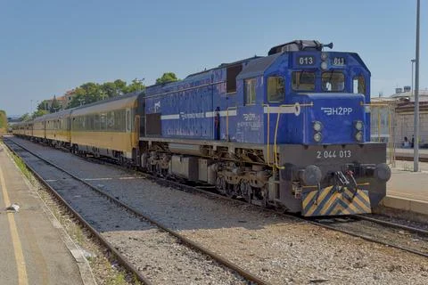 Blue train at Railway station Split Croatia Foto stock
