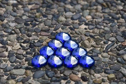 Blue triangle on pebblestone background Foto stock