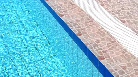 Blue turquoise pool water and a rim of pool edge close-up, diagonally. 库存影片 132660381