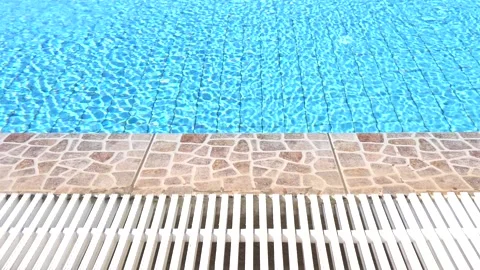 Blue turquoise pool water and a rim of pool edge close-up, horizontally. 库存影片 132670329