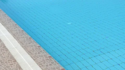 Blue turquoise pool water and rim of pool edge close-up, diagonally. 库存影片 134614893