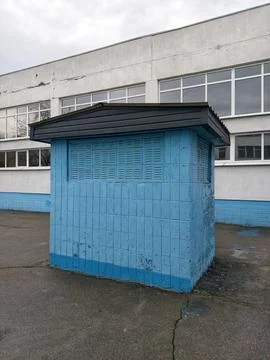 Blue ventilation enclosure next to a Soviet educational institution, demons.. Stock-Fotos