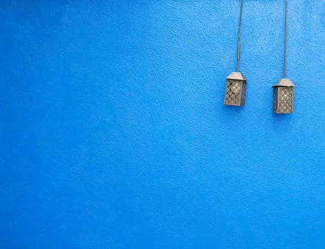 Blue wall texture background with vintage hanging lanterns Stock-Fotos