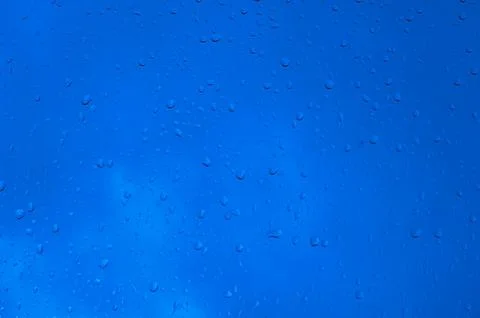 Blue water drops on window Foto stock