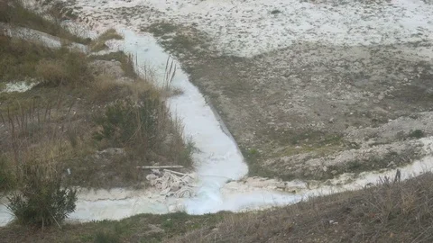 Blue water flows down stream in travertine in Pamukkale Stock Footage 81936003