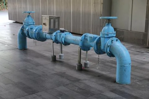 A blue water pipe with two sets of pipes, one set is connected to the main .. Foto stock