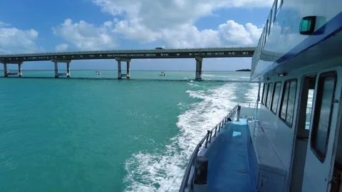 Blue water in the side of the boat passed U.S Route 1 bridge in FL Keys Stock Footage 171079242