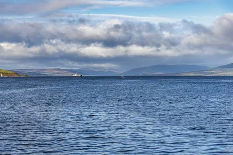 Blue waters ripple under cloudy skies Foto stock